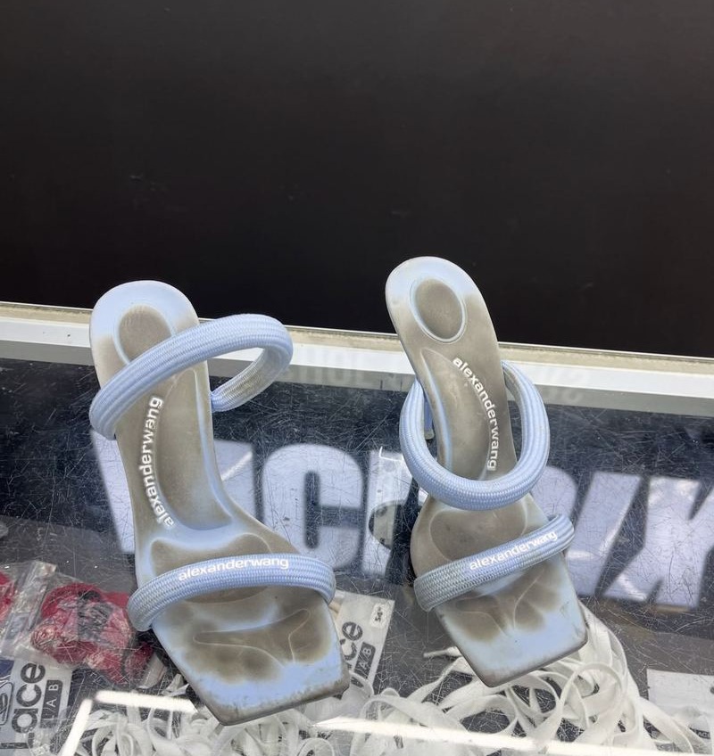 Dirty heels before cleaning